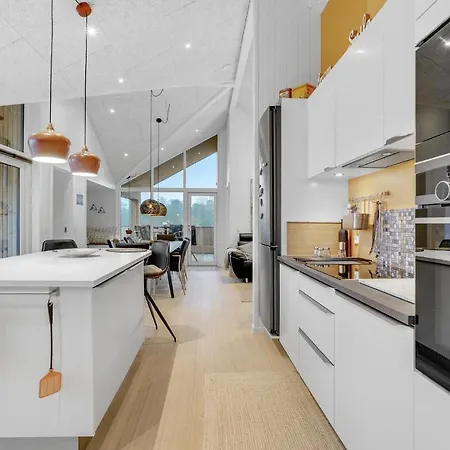 4 Bedroom Stunning In Sjolund