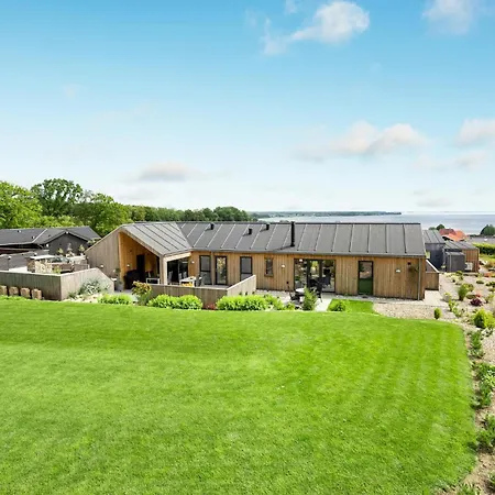 4 Bedroom Stunning In בית נופש Sjolund