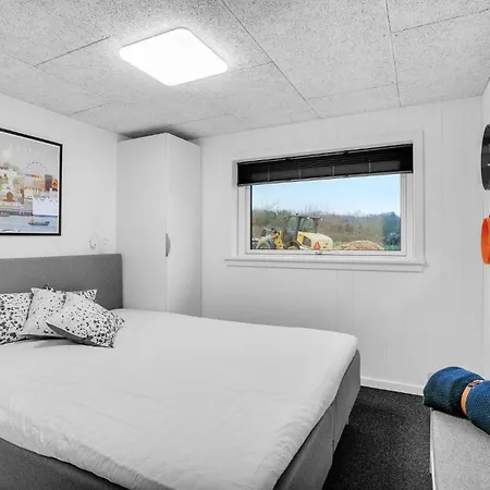 4 Bedroom Stunning In Ferienhaus Sjolund