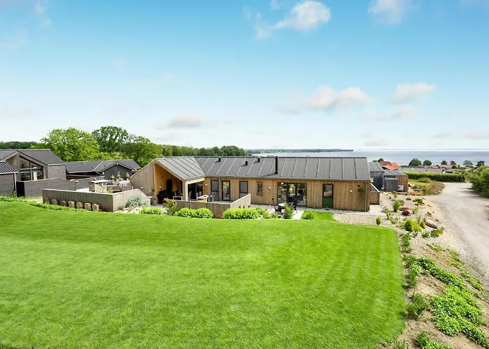 4 Bedroom Stunning In Ferienhaus Sjolund