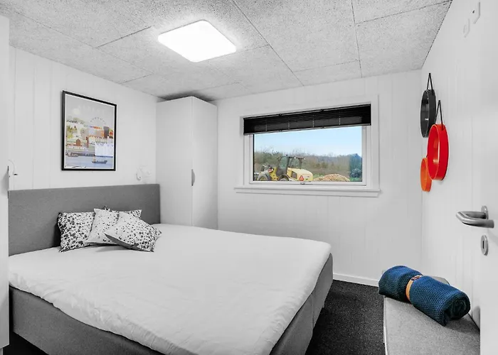 4 Bedroom Stunning In Ferienhaus Sjolund